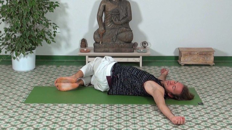 Dehnübung unterer Rücken - Wirbelsäule verdrehen